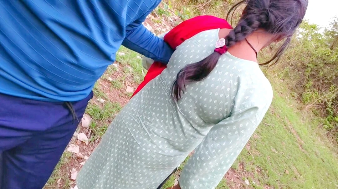 Klej ki chhuttiyon ke bad yuva bhartiy desi larki apne byaphrend ke sath jngal men jati hai - desi ganv ki yuva klej garl jngal.