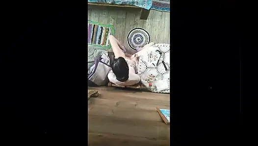 Ein dorfmädchen zieht schön ihre haarige muschi zu schöner musik