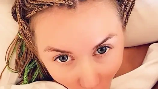 Süße wachte mit einem dicken schwanz in ihrer kehle auf