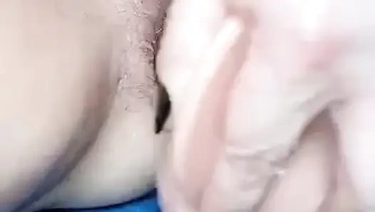 Зрелая шлюшка пробует новую большую игрушку в ее большой волосатой сперме, пока он не сделает большой сквирт