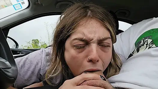 Я сосу большой хуй моего сводного брата в машине