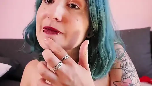 Hello Kittens! Anladığının gibi yeni yanak piercinglerimi iyileştirme sürecindeyim