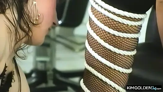 Sinnliche Seilbondage mit leidenschaftlichen Frauen