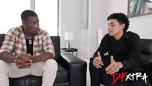 Dfxtra - azgın yığılmış evli kadın kocası izlerken arkadaşının canavar yarağını yutuyor