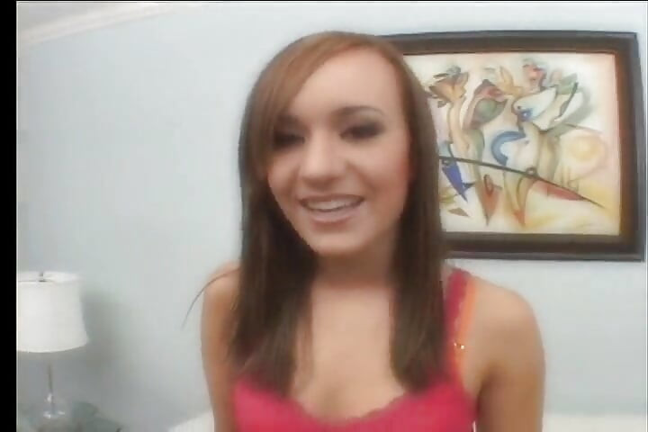 Возбужденная тинка трахает своего сводного брата