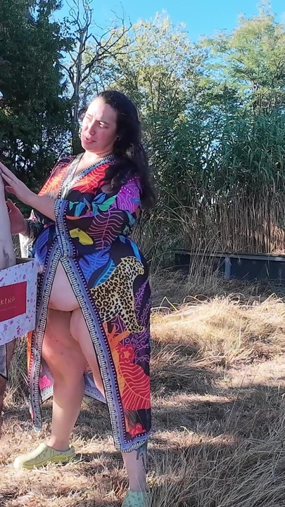 Carry e ricompensa - una potente bbw toglie il suo pacchetto in vita e ottiene la sua ricompensa