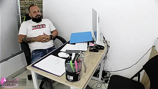 Ich komme zu einem heißen deal mit meinem chef, um ein besseres gehalt zu bekommen, und er gibt mir am ende sein sperma auf meine titten - Porno