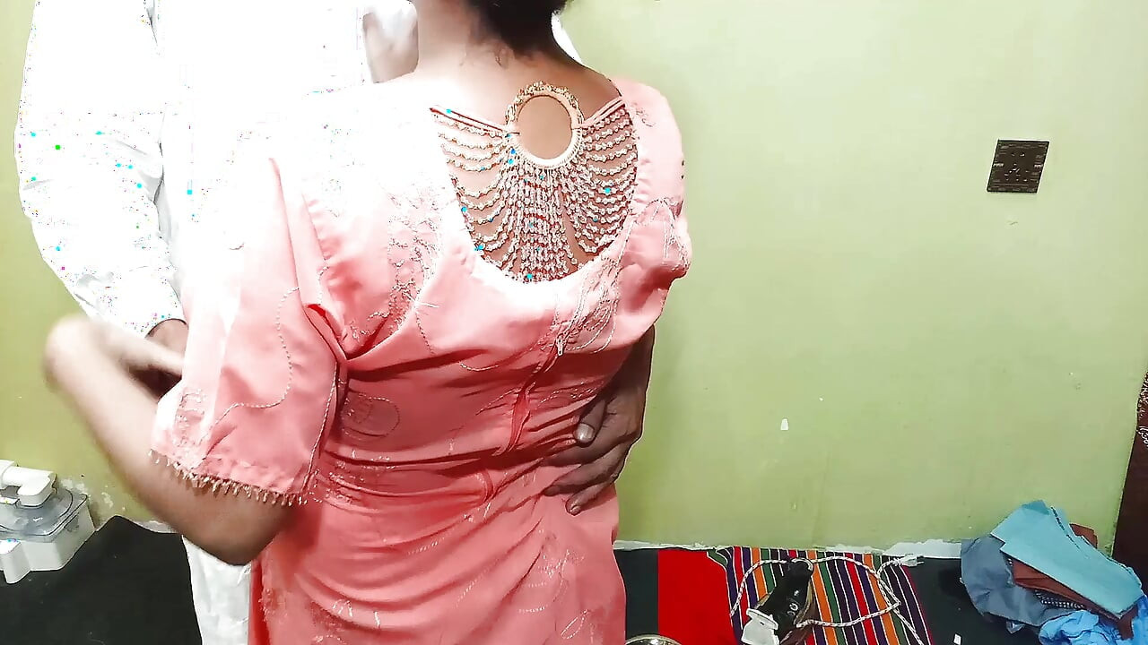 Indian Desi Bhabhi Fucked by Taylor Standing Doggystyle Anal Darzi ny Big Boobs Wali Bhabhi ko ghori Bana k Gand ki chudai kari