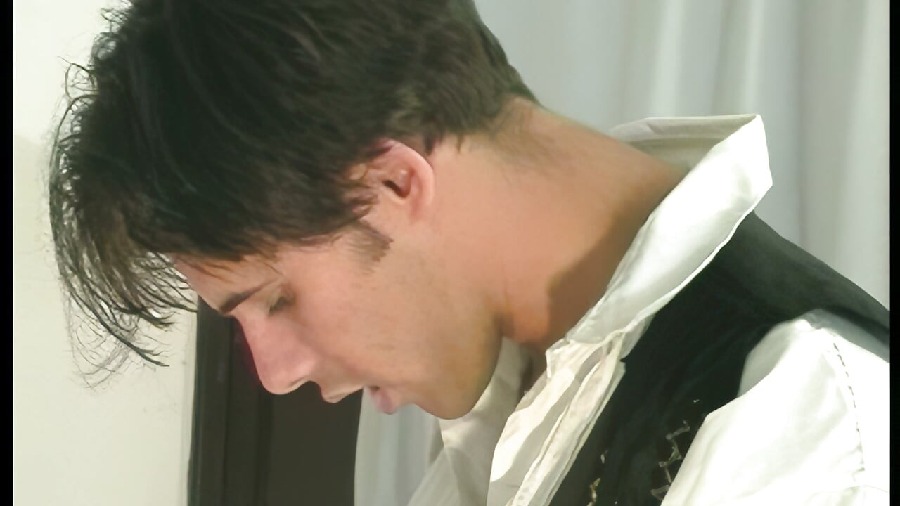 Vadia de fantasia chupa pau e depois senta pra levar creampie