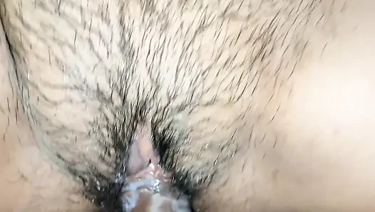 Seksi kıza dokunarak su serbest bırakıldı, sikişmek için malzeme.