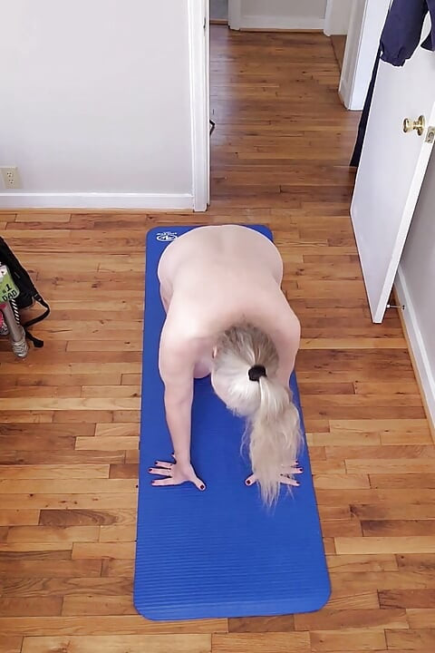 Hot MILF BBW Doing Naked Yoga!