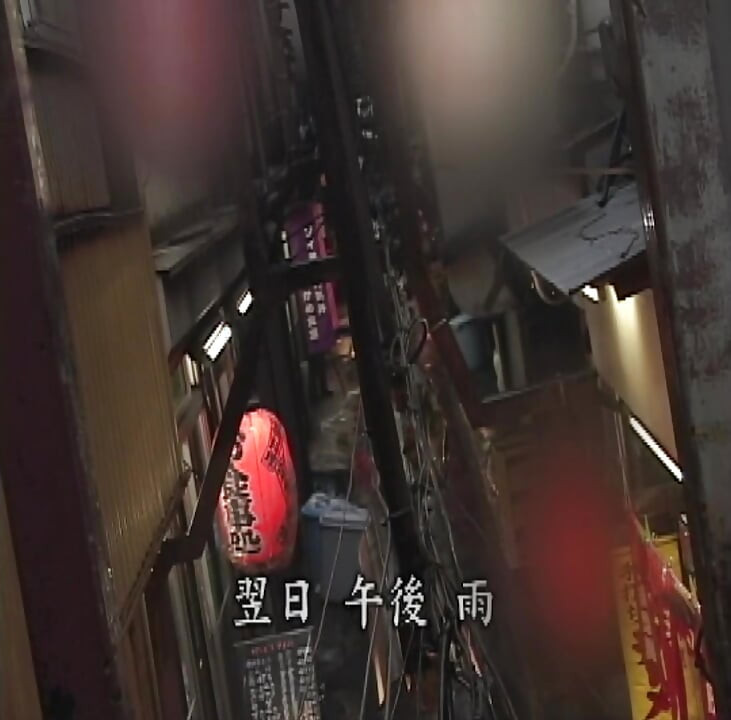 P135G06 A beautiful proprietress running a small nomiyaku with only a counter in Kabukicho. A sensual drama about a touting man and a man chased by debt collectors in the chaotic Showa-era Shinjuku!