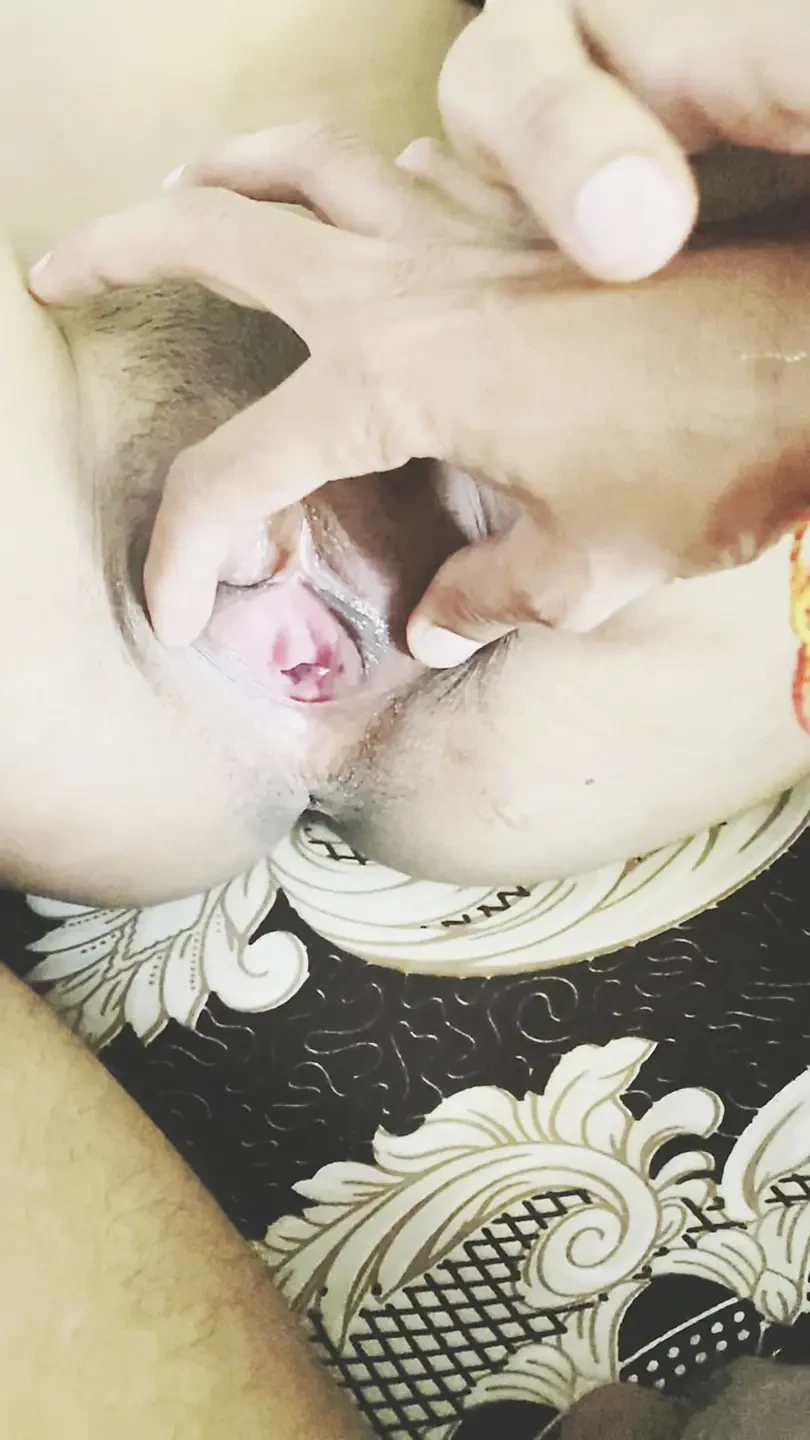 ladke ne ladki ko diya gulab  gulab deke mast chudai  ki aur uski chut chat liya ki