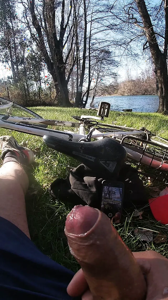 Outdoor Solo in the forest – man enjoys himself while cycling