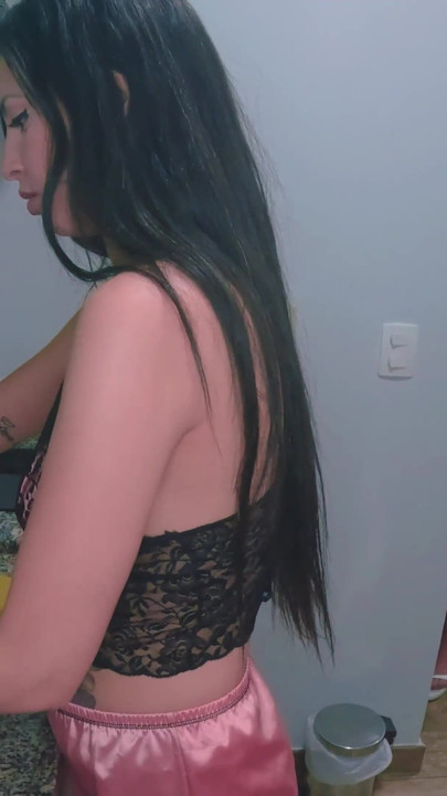 Istri nakal menikmati penis suaminya
