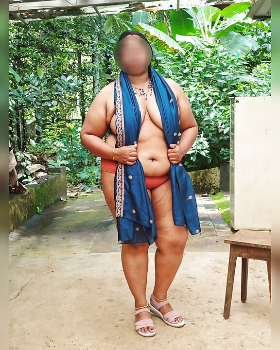 Desi girl in topless sexy photoshoot in blue salwar, after shoot picture