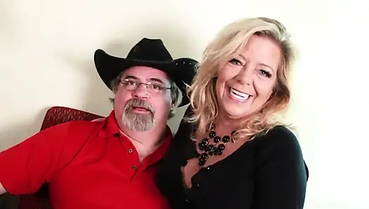 Cewek seksi rambut pirang dengan toket besar suka banget sama kontol cowok berondong di mulut