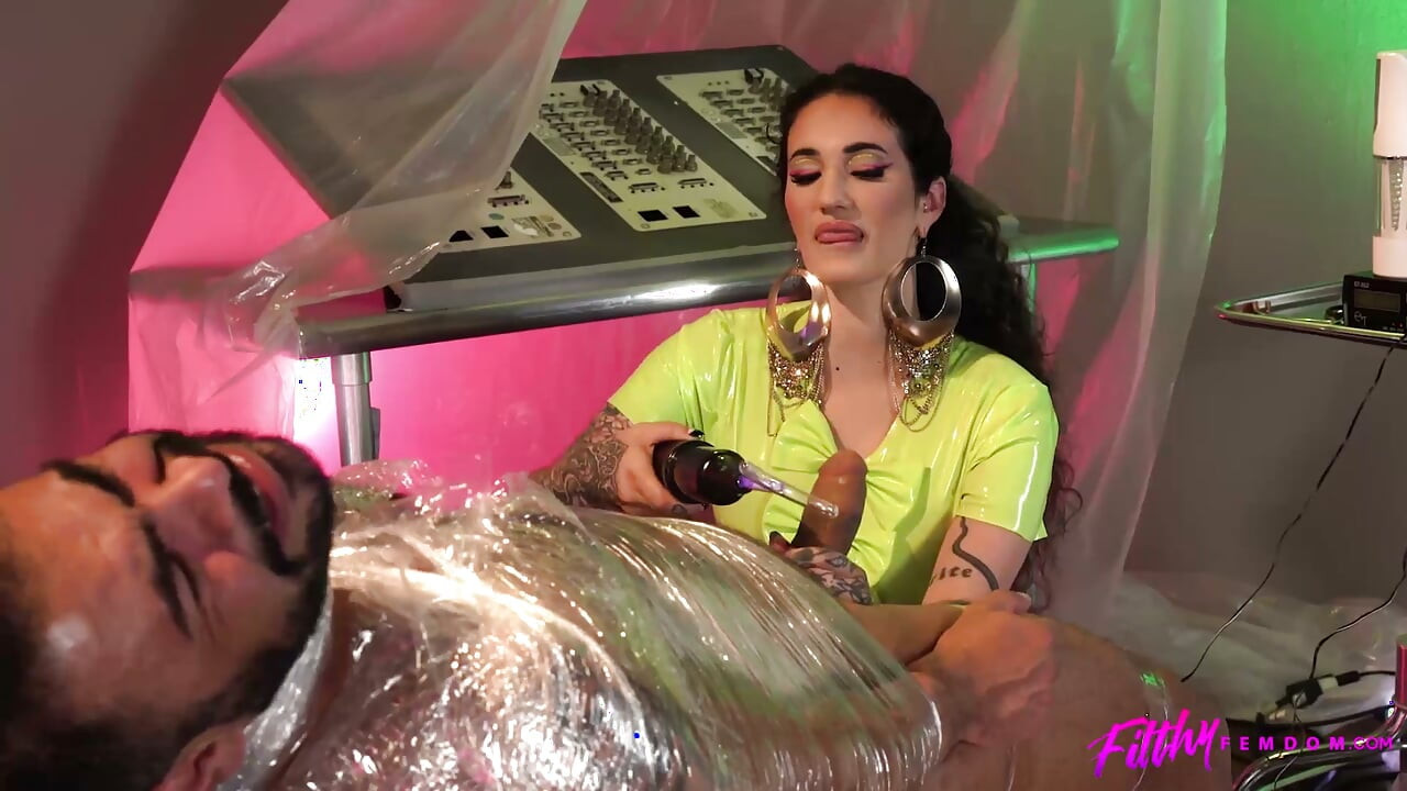 Arabelle Raphael tatuada se aprovecha al máximo del cuerpo atado de su sumiso