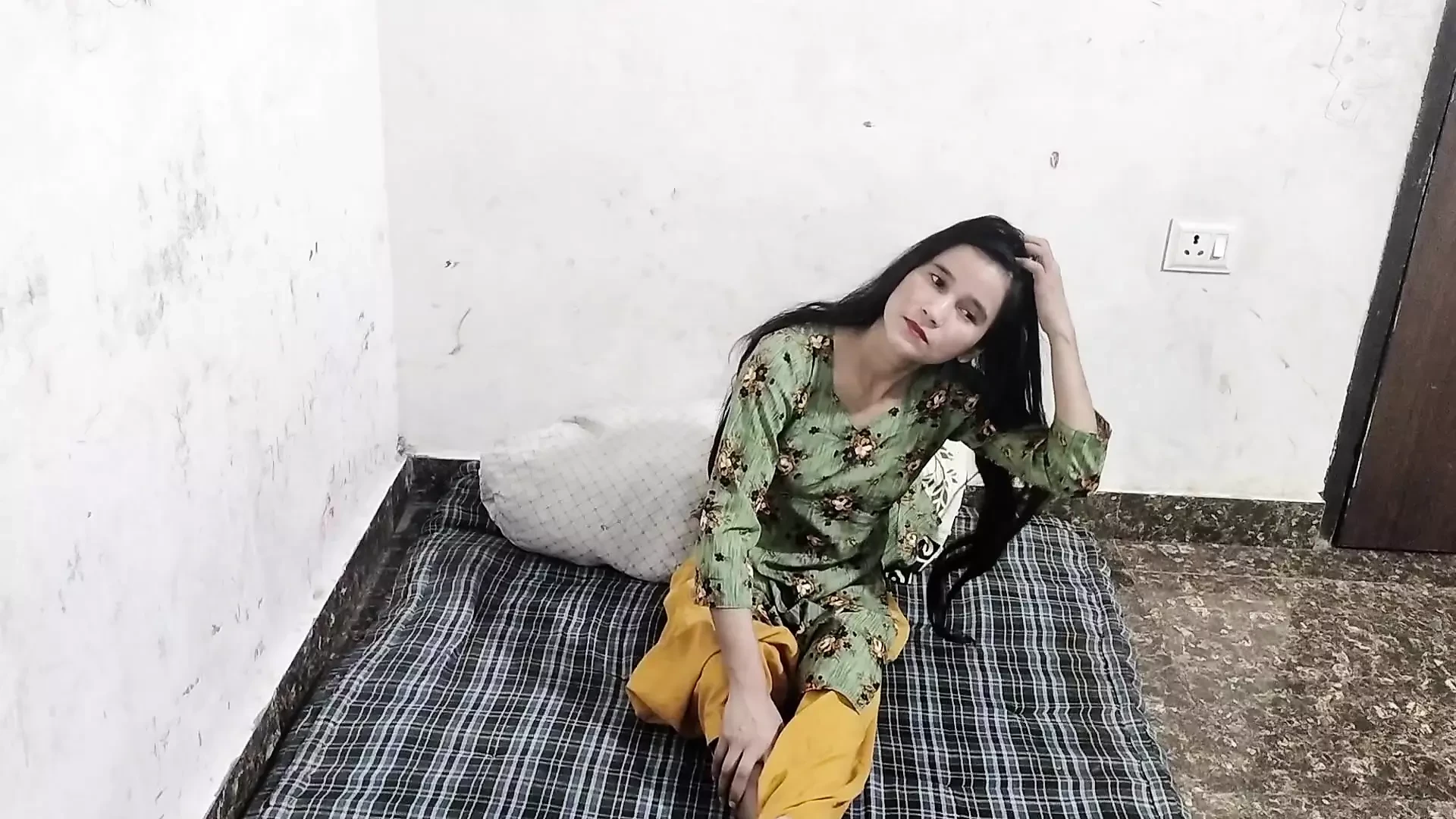 Naukar ne malis krne ke bahane malkin ko pel diya