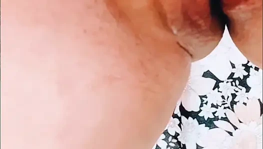 Aussie barat terangsang menampilkan memek menganga di pinggir jalan