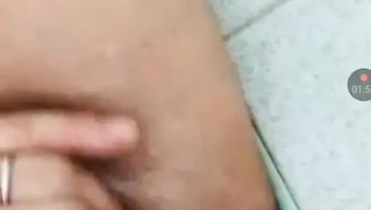 Meine enge muschi fingern, während er seinen schwanz wichst