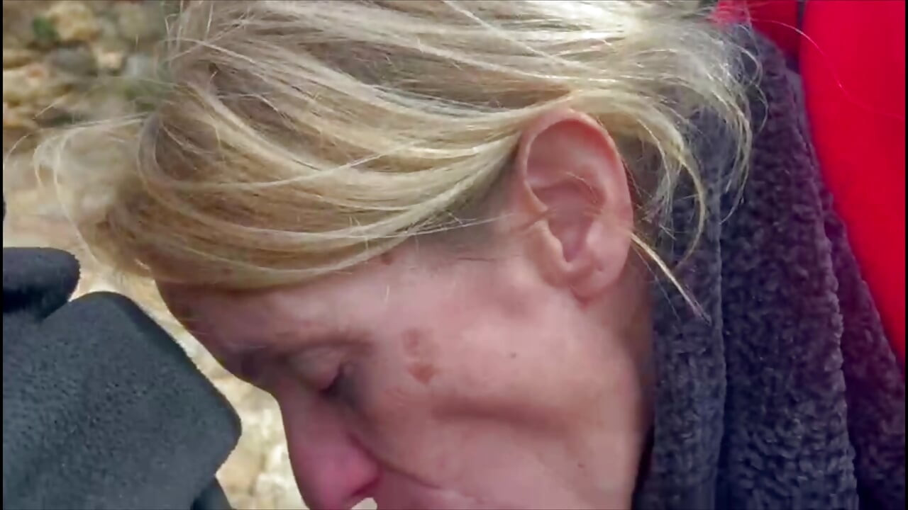 屋外での誤ったフェラチオ - 彼の口の中で速くイッ、彼らにほとんど見つかりそうになる、リスクのある自家製セックス