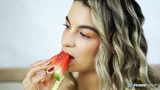 новенькой Лии Tovar свисает из ее обрезанных шорт.