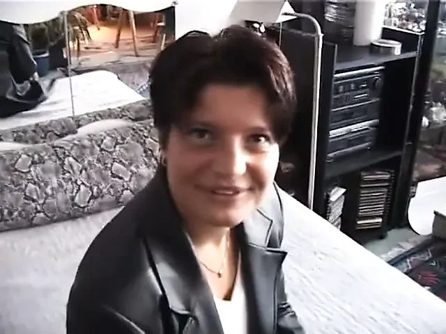 Short hair brunette blows big cock at the casting