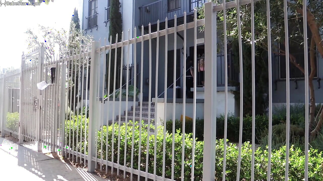 Χαριτωμένη ξανθιά της διπλανής πόρτας συναντά μια δυναμική γυναίκα