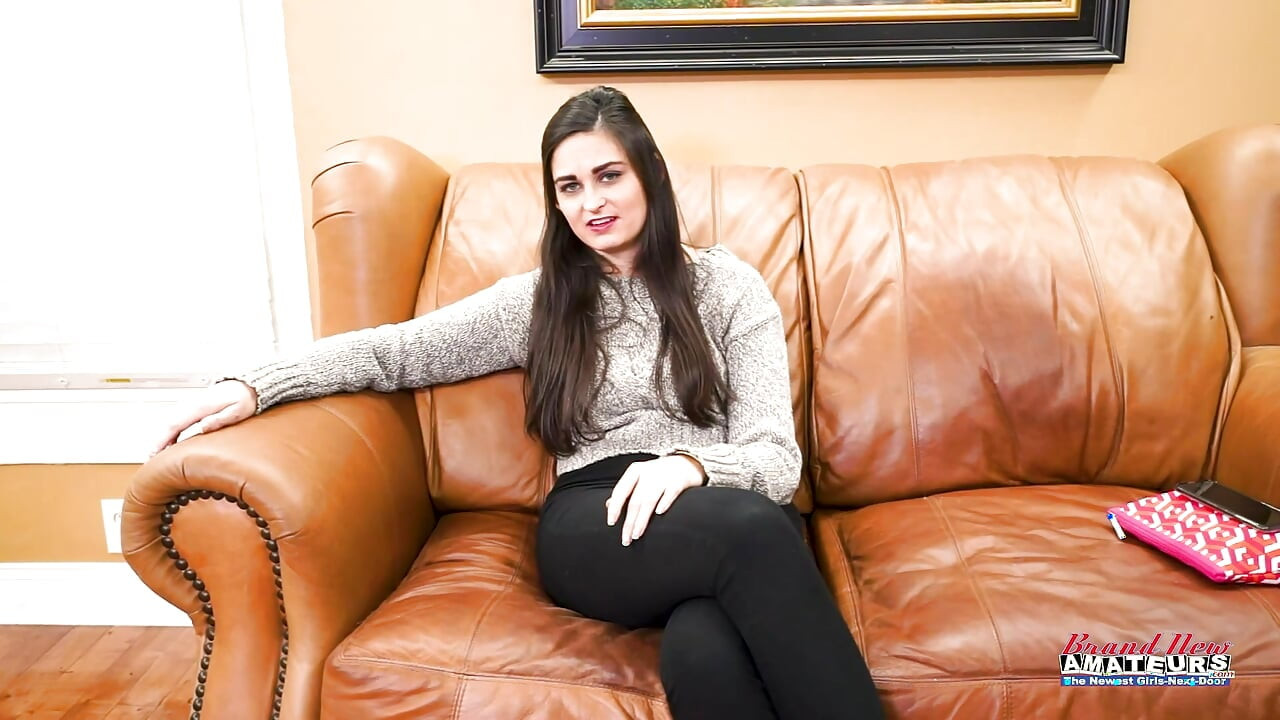 Peituda morena Elliott faz garganta profunda em um pau e é fodida em estilo cachorrinho!