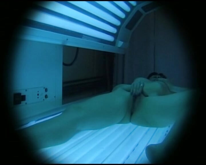 Solo Session with a German Babe Who Likes to Tan in a Sunbed