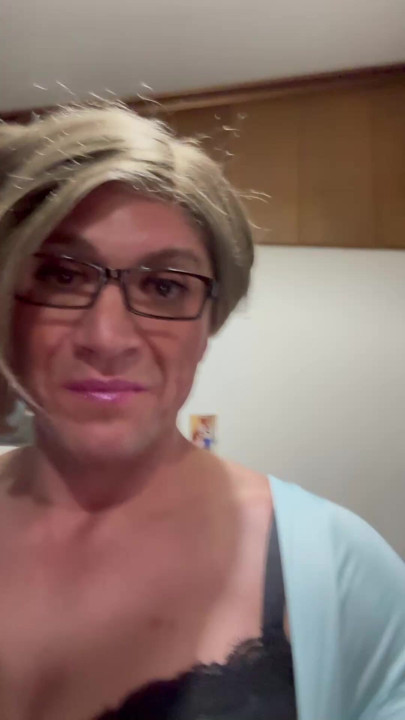 Bem, esposa está fora da cidade cross-dresser vesti-lo para anônimo walk-in off grinder
