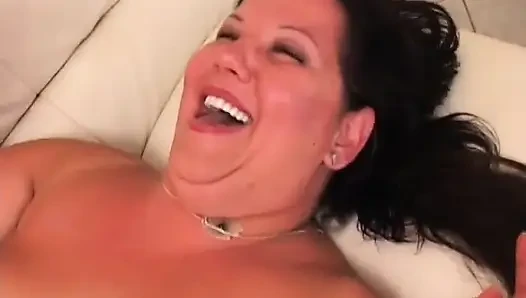 Plump woman spreads her legs and gets her wet cunt banged