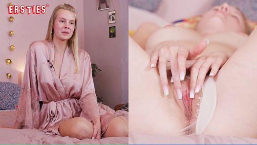 Ersties - Jolien zerreißt ihre Strumpfhose, um ihre glatt rasierte Pussy zu genießen