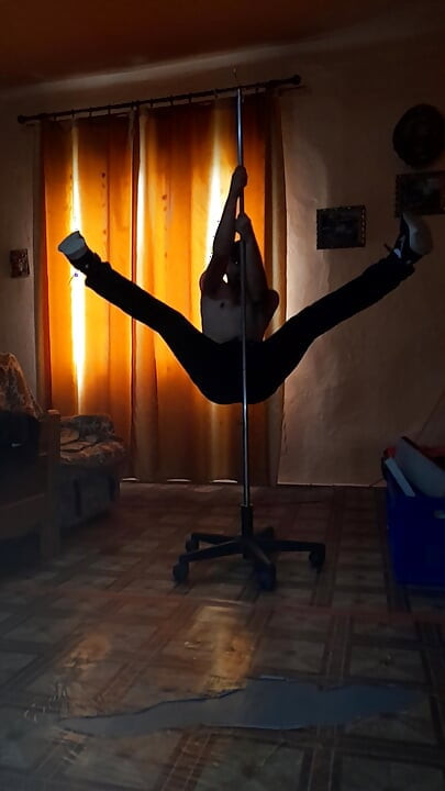 Daeros's doing for fans pole dance