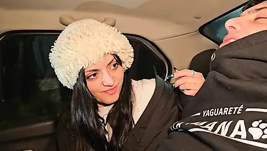 Wir sind mit ein paar freunden im auto einkaufen gegangen und der vier von uns hatte am ende sex im auto.