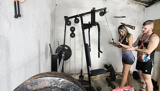 Spor salonunun içindeki büyük popo