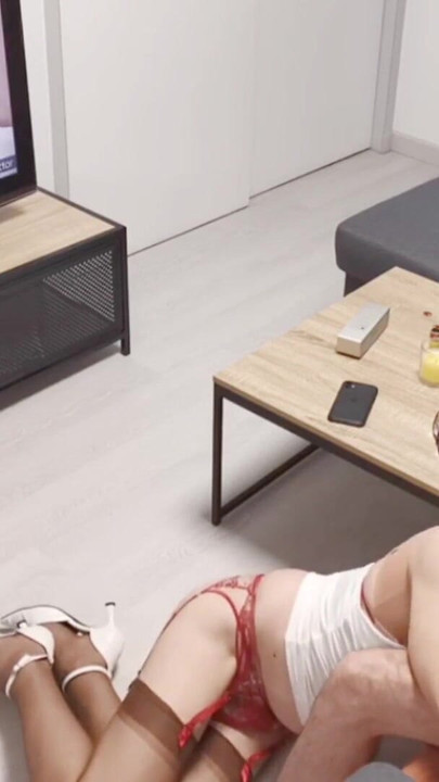 必看时刻来自“克拉拉吮吸Mster A，而他则在观看他们的一部自己的视频”