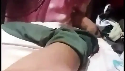 Filipinli twink ateşli yapışkan dölle kaplanıyor