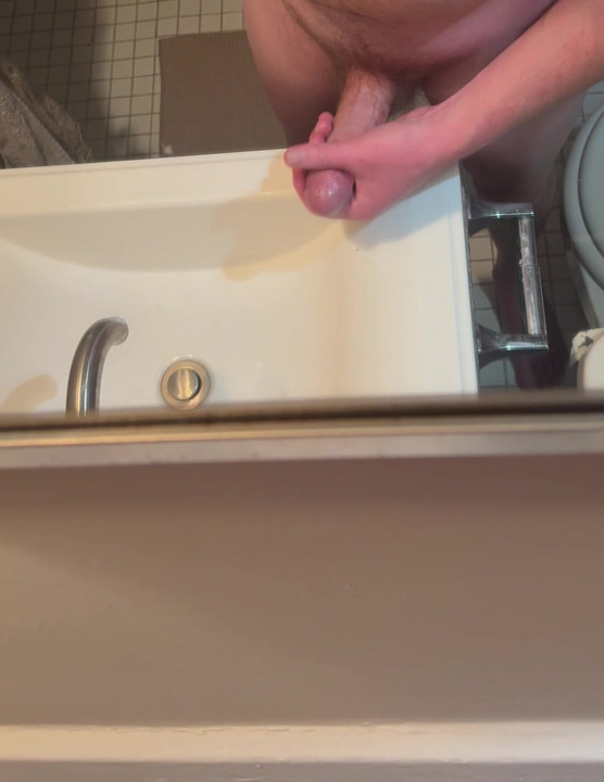 バスルームの洗面台でオナニーと射精