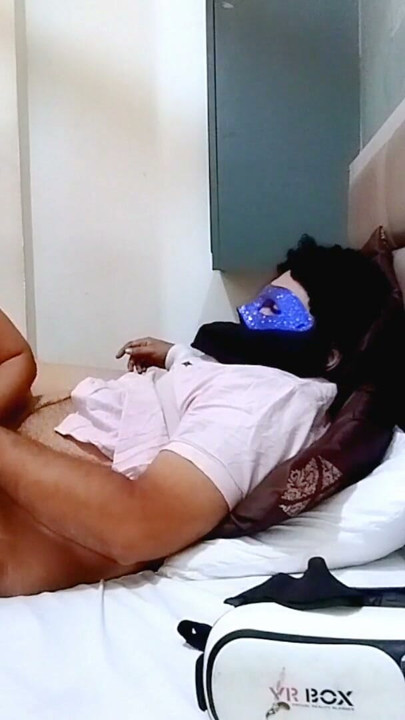 Fata de la vecini l-a prins pe băiatul de la vecini uitându-se la porno. | Clip 2