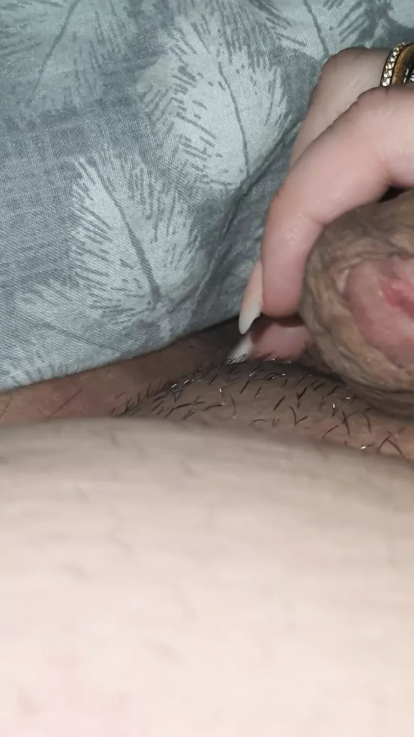 Alemã madrasta agarra com uma mão enteado bolas e pau
