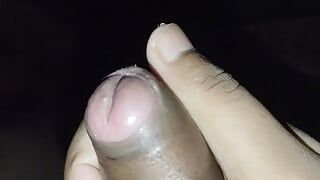 Desi-jongen masturbeert met pik stiefvader
