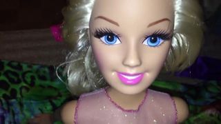 Куклу Barbie залили