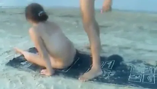 Rosyjscy swingersi ruchają skromną dziewczynę na plaży - ffm