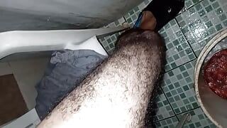 A meleg srác leborotválja a seggét és a péniszét, majd maszturbál a zuhany alatt