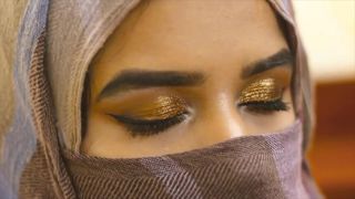 Niqabi se masturbando