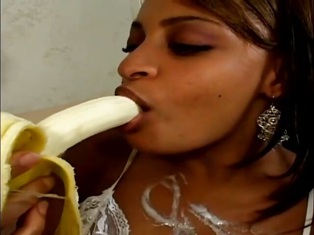 Tapijtklikkende zwarte babes gebruiken elkaar met een dildo