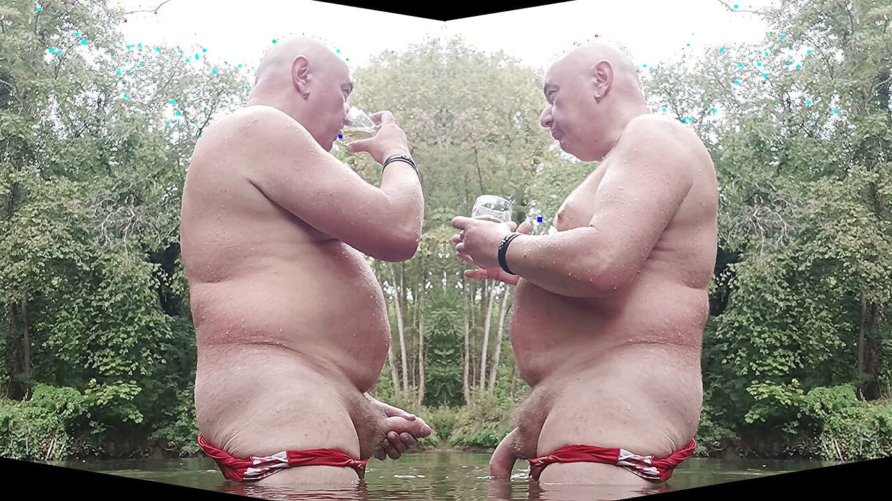 Pascal, o bom porco grande exibido de França, leva o pé e bebe o mijo antes de gozar no rio sob uma chuva deliciosa de verão