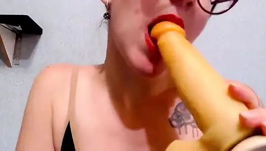 Sert yarağını yalamak ve emmek istiyorum